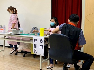 台中市政府20日於豐洲產業園區成立疫苗快打站