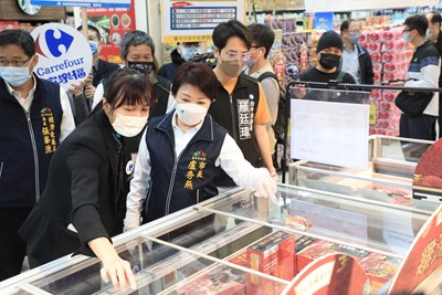 春節前夕 盧市長率隊查察賣場防疫與物價