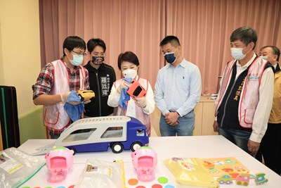 盧市長示範教玩具消毒流程