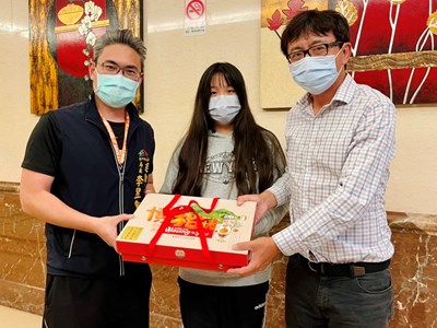 運動局李昱叡局長代表盧市長祝福林潔恩選手及林爸爸新年快樂,再創佳績