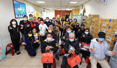 小年夜關懷街友 盧市長送快篩試劑