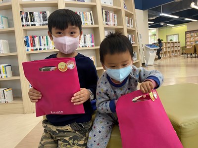 新春期間,市圖總館準備開運福袋,限量提供,歡迎到圖書館走春