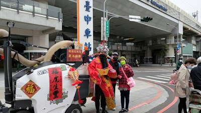 清潔隊員化身財神成打卡立牌! 電動掃街機執勤超吸睛