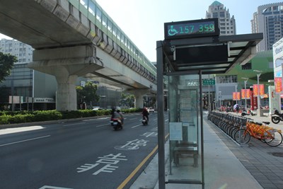 照顧弱勢族群 中市交通局建置候車亭服務燈