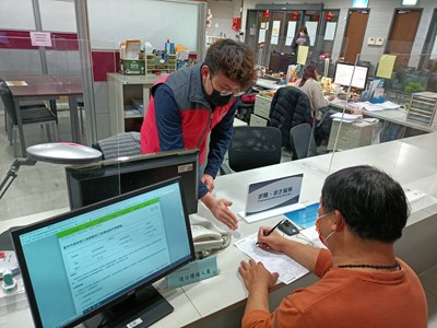 就業服務員向弱勢求職者解說要點