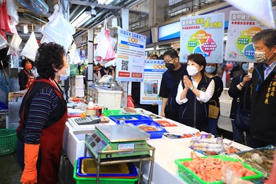 視察建國市場進口食品產地標示 盧市長:嚴守食安加強稽查