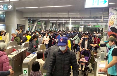 因應捷運文心森林公園站湧現大量人潮,台中捷運啟動管制措施。