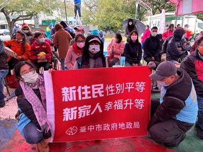 現場提供新住民索取並宣導新住民不動產取得的相關法令規定及申辦登記方式,同時推廣性別平等觀念,保障民眾權益。