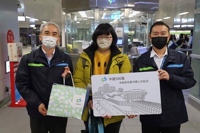 江小姐(中)成為捷運市政府站第70萬名旅客,中捷公司董事長林志盈(左)、總經理莊明聰(右)