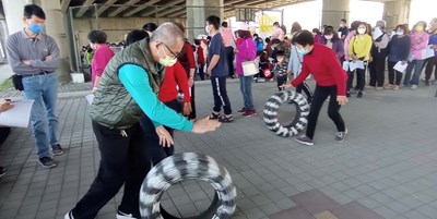 大安區辦理春季嘉年華活動,市民體驗闖關活動