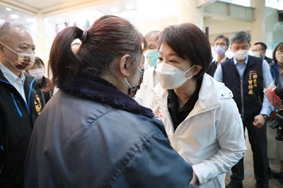 興中街火警不幸傷亡 盧市長二度赴醫院慰問傷患家屬