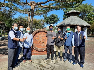 藝術砌築職類-作品「薪火相傳」位於太平區八德公園