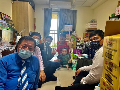 交通局率隊拜訪請益口足畫家 強化公車無障礙服務