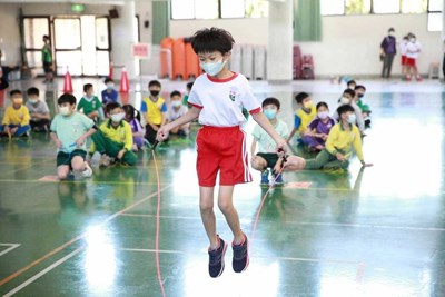 熱力跳躍！  中市小學普及化跳繩競賽登場