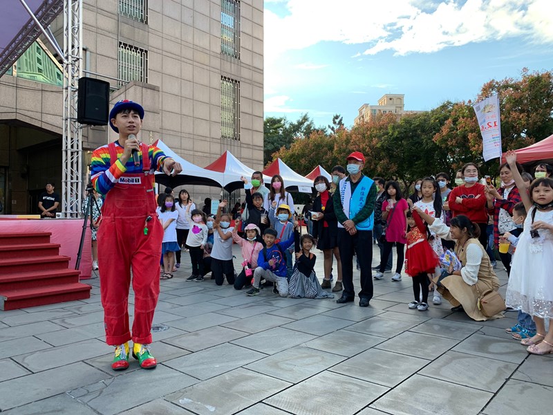 1091206臺中市109年移民節慶祝活動04-街頭藝人與民眾互動