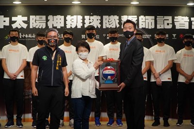 去年例行賽返回台中主場,市長盧秀燕到場為球隊助陣
