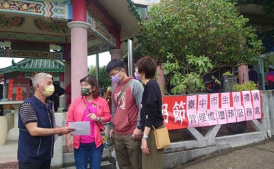 生管處於北屯第28公墓墓區設立服務台,服務民眾申請遷葬文件所需資料