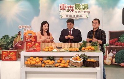 農業局副局長蔡勇勝今(28)日特別北上東森購物台,與購物專家怡君一同拍攝直播節目