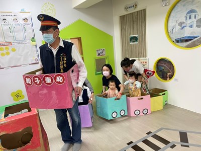 沙鹿親子館_幼童和彭局長玩火車遊戲