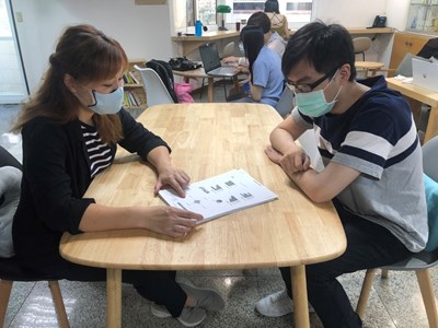 諮詢師與青少年一對一面對面諮詢,說明診斷測驗結果