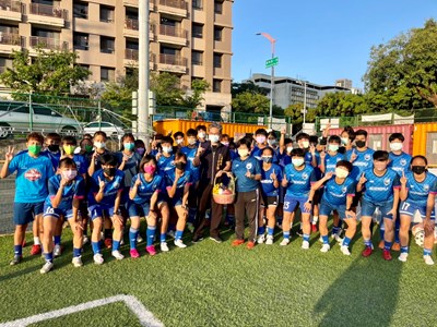 運動局李昱叡局長代表盧秀燕市長前往太原足球場為藍鯨女孩們加油打氣 ,預祝蟬聯總冠軍。