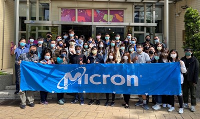 台灣美光36位員工一起到中市圖志願服務,為推廣臺中市閱讀而努力