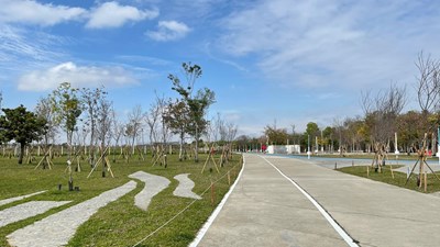 中央公園外緣新增自行車道 騎鐵馬環繞更有趣