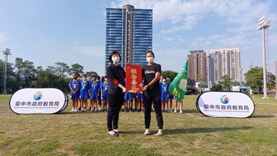 教育局副局長王淑懿在朝馬足球場,為參加的選手們加油打氣
