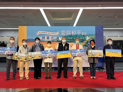 烏克蘭畫家伊凡(右3)在港區藝術中心開畫展,臺中市副市長陳子敬(右4)與文化局長陳佳君
