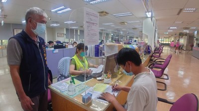 生管處於北屯區公所增設臨時服務櫃台,方便民眾洽辦遷葬事宜