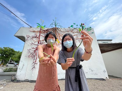 藝術家林資芬(左)和吳宜靜(右)詮釋植物豐富的生命力，作品《地下森林：根系與菌根