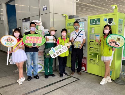 臺中郵局局長陳湘慈(右3)、中捷公司處長鄭凱祥(右2)共同出席「開箱郵禮」活動。