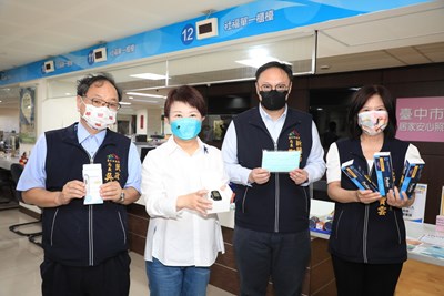 市長盧秀燕今(27)日前往西屯區公所關懷中心視察,為防疫同仁打氣
