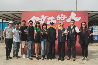 《做工的人 電影版》劇組與台中市政府新聞局長鄭照新、建設局長陳大田、台中市影視發展基金會執行長林筱淇合影