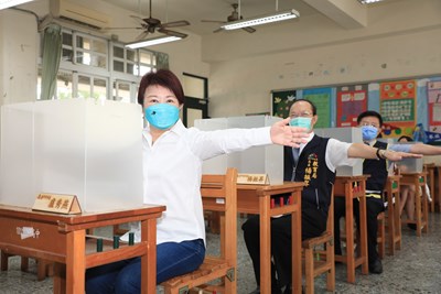 視察國中會考防疫整備 備用試場座位區隔大
