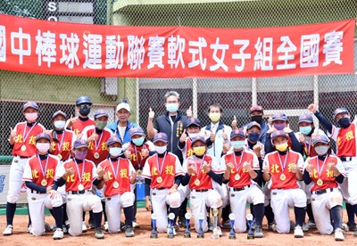 運動局長李昱叡出席全國國中女子軟式棒球聯賽勉勵選手頒發獎座