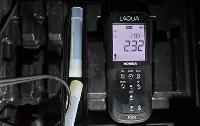 現場檢測放流口水質pH值2.32。