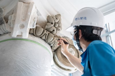 臺中州廳修復工程刻由匠師進行藝術修復的階段,預計111年底完工