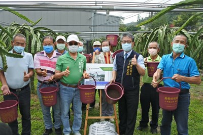 今(23)日由環保局長陳宏益率隊,由市議員吳敏濟牽成,拜訪火龍果神農獎得主外埔產銷班長范振清等人