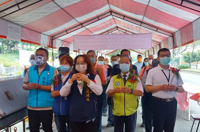 民政局周副局長出席北屯28公墓有(名)無主墳墓遷葬破土法會,祈求工程順利