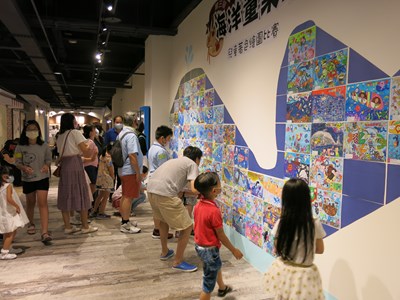 第三屆「海洋童樂繪」兒童著色繪圖比賽得獎作品張貼於牆上供民眾觀賞