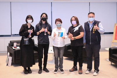 台灣首座葛萊美得主李政瀚、于薇來訪 盧市長頒獎章感謝為國爭光