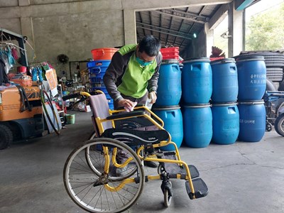 超暖心!大肚區清潔隊「回收送愛」 贈二手輔具助弱勢