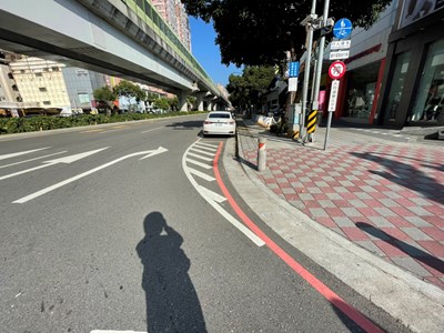 中市文心路口遠端車格前增劃槽化線