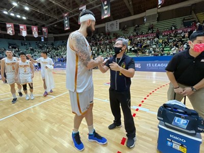 太陽隊洋將艾倫負傷再度上場,奮戰精神贏得全場球迷喝采。