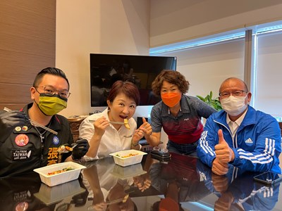 大鵬國小得獎營養午餐上架囉!盧市長、張議長品嚐大讚「好吃!」活動合影