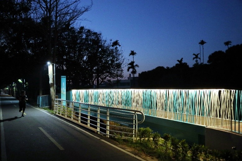 雅神綠園道行人景觀橋，夜間打燈更散發獨特時尚氣息與美感