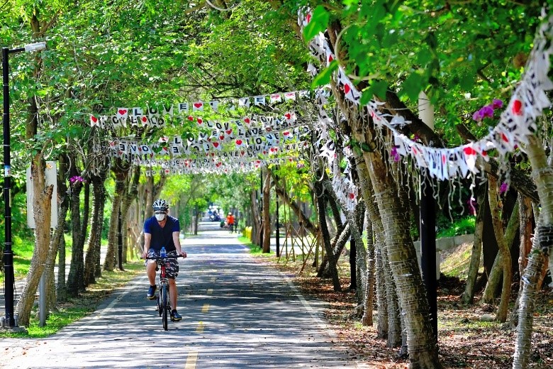 潭雅神綠園道夾道成排大樹構築了一條涼爽的綠色隧道，正適合騎乘單車品味午後悠閒時光