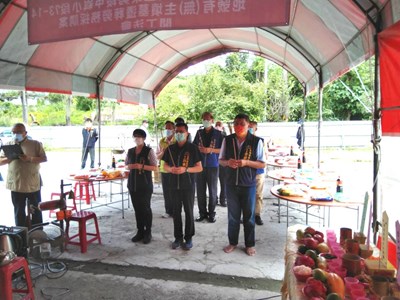 生管處長出席東勢第一公墓有(無)主墳墓遷葬破土法會,祈求工程順利