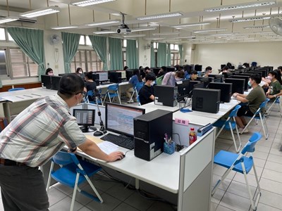 以賽促學培育雙語人才